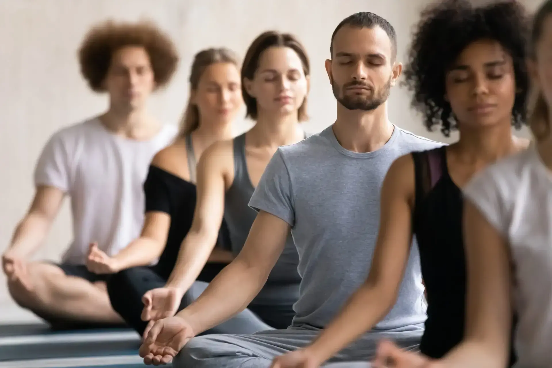 People talking together in a dating workshop.